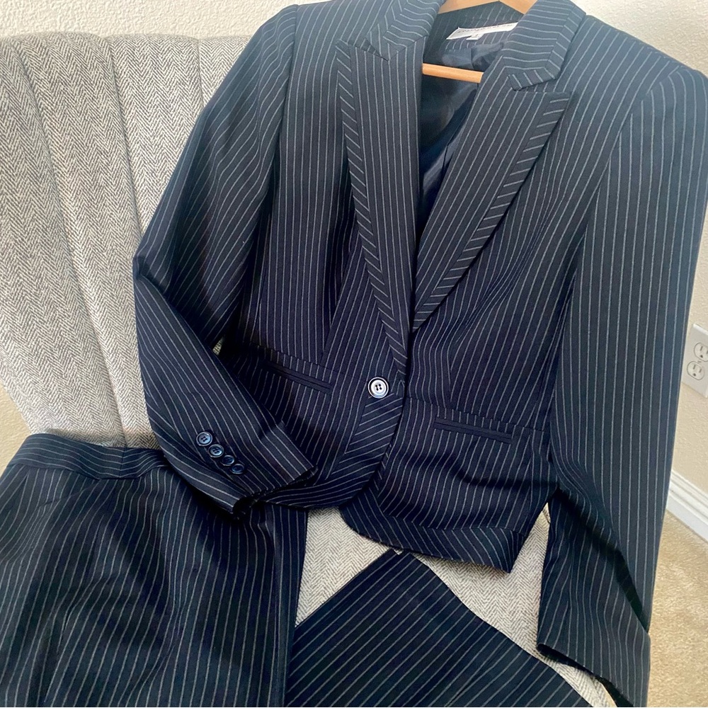 Jones New York pin stripe navy blue pant suit. Sz 6 - Picture 6 of 11